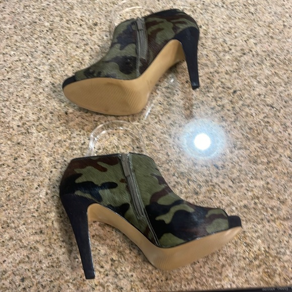 Seeing Double?? Yes…two pairs of Nine West cowhide peeptoe heels!! - Picture 4 of 6